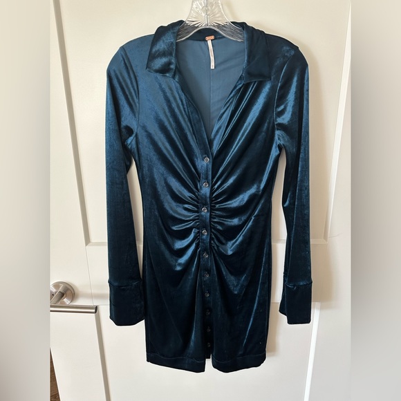 Free People Dresses & Skirts - Free People Blue Velvet Long Sleeve Mini Dress